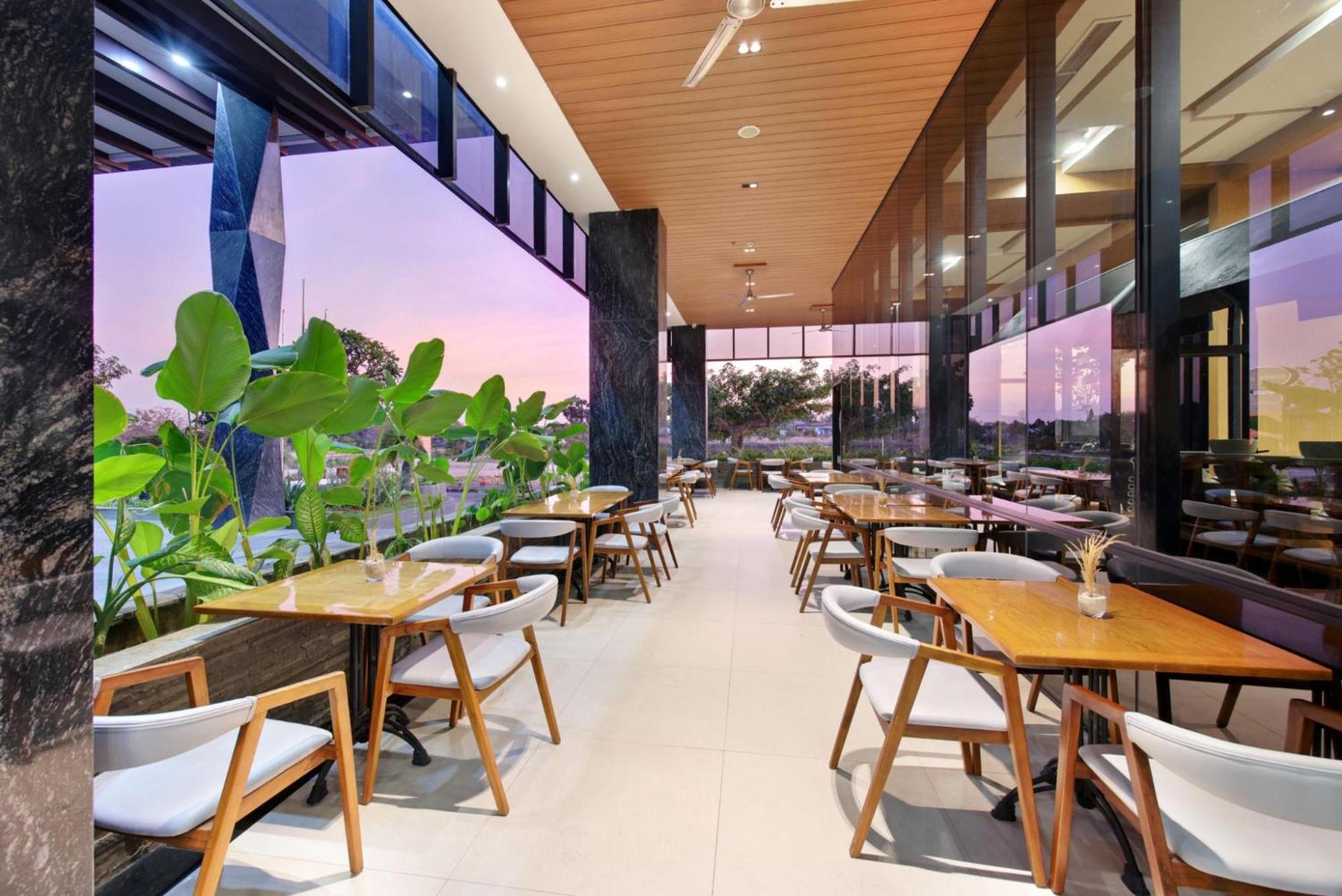 Harper Kupang By Aston Hotel ภายนอก รูปภาพ
